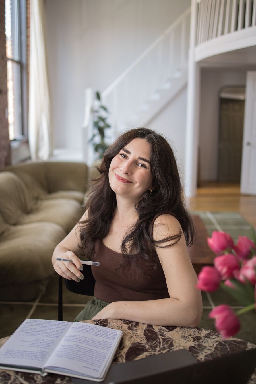 Audréanne Dallaire à sa table de travail